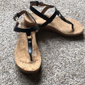 UGG NWOT Aleigh T-Strap sandals